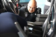 Schmugglern auf der Spur – Durchsuchung eines Autos und Entdeckung einer großen Menge versteckter Kokainpäckchen