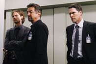 Criminal Minds – Ein gewisser Professor Rothschild behauptet, mehrere Frauen bereits getötet zu haben und dass noch weitere sterben werden. Für Reid (Matthew Gray Gubler, l.), Rossi (Joe Mantegna, M.) und Hotch (Thomas Gibson, r.) beginnt ein Wettlauf mit der Zeit ...