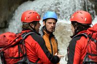 Die Bergretter – Toni Stössl (Martin Klempnow, l.), Andreas Marthaler (Martin Gruber, M.) und Tobias Herbrechter (Markus Brandl, r.) suchen nach Spuren von Hannes, der von seiner Klettertour nicht zurückgekommen ist.