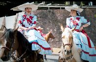GEO Reportage – Bei der Escaramuza geht es um Eleganz, Schönheit und das perfekte Zusammenspiel von acht Pferden und ihren Reiterinnen.