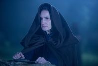 Father Brown – Marjorie (Sandy McDade) nimmt ebenfalls am Ritual teil. Doch was hat sie mit dem Messer vor?
