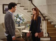 How I Met Your Mother – Die Hochzeit von Robin und Barney steht bevor und Lily (Alyson Hannigan, r.) fürchtet, Ted (Josh Radnor, l.) könnte sie platzen lassen ...