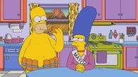 Die Simpsons – Ein Unfall im Stadtpark sorgt dafür, dass sich Marge (r.) zu Wort meldet, doch dann wird sie vom amtierenden Bürgermeister mit einem frauenfeindlichen Kommentar zum Schweigen gebracht. Sie trifft daraufhin eine Entscheidung, die für Homer (l.) nicht ganz nachvollziehbar ist ...