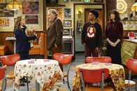 Superior Donuts – (v.l.n.r.) Lucy (Annie Mumolo); Arthur (Judd Hirsch); Franco (Jermaine Fowler); Randy (Katey Sagal)