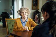Polizeiruf 110 – Von links: Frau Schrödinger (Ilse Neubauer) gibt Bessie Eyckhoff (Verena Altenberger) die Adresse von den Meyers.