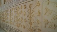 Wunderwerke der Weltgeschichte – Pietra Dura – so heißt die Technik, mit der die für den Taj Mahal typischen floralen Dekorationen in den Stein gelegt wurden.