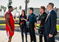 S.W.A.T. – (v.li.): Willie McGinest (Ryan Cook), Stephanie Sigman (Jessica Cortez), David Lim (Victor Tan), Kenny Johnson (Dominique Luca), Patrick St. Esprit (Robert Hicks).