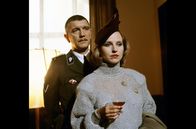 Lili Marleen – SS-Offizier Henkel (Karl-Heinz von Hassel) erinnert Willie (Hanna Schygulla) an ihre deutschnationalen Pflichten ...