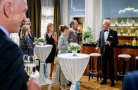 Sturm der Liebe – Werner (Dirk Galuba, r., mit Timo Ben Schöfer, M. und Isabell Stern, l.) eröffnet stolz das neue Casino vom Fürstenhof.