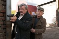 Rentnercops – Günter (Wolfgang Winkler, l.) und Edwin (Tilo Prückner, r.) müssen die Zeugin Karla Neuhaus aus der Gewalt von Milz befreien.
