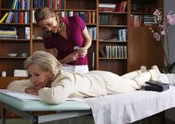 Geld.Macht.Liebe – ARD GELD.MACHT.LIEBE, Folge 7, BEKENNTNISSE, Deutschland 2009, Regie Christine Kabisch Uhr im Ersten. Lilo (Gerlinde Locker) hat Probleme damit, sich von der netten Physiotherapeutin Silke (Patricia Aulitzky) verwöhnen zu lassen.