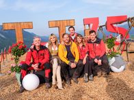 Die Bergretter – An der Seite von Sebastian Ströbel (3.v.l.) Luise Bähr (2.v.r.), Markus Brandl (3.v.r.), Robert Lohr (l.) und Michael Pascher (r.) ist Heidi Klum (2.v.l.) als Isabell in der "Bergretter"-Folge "Bruderliebe" zu sehen.