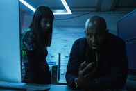 Alex Rider – Als der Countdown abläuft und das Spiel online geht, erkennen Kyra (Marli Siu) und Smithers (Nyasha Hatendi), was sich wirklich hinter "Feathered Serpent 2" verbirgt.