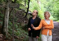 Der Schwarzwaldhof – Veronika (Saskia Vester) kommt mit Sebastian (Oliver Stokowski) an den Weg, der zum Todesort ihres Mannes führt.