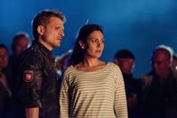Friesland – Eine Leiche im Deichfeuer! Schockiert beobachten die Polizisten Jens Jensen (Florian Lukas) und Süher Özlügül (Sophie Dal), wie die Feuerwehr beim Löschen versagt.
