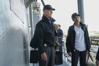 Navy CIS – An Bord: Gibbs (Mark Harmon, l.) und Quinn (Jennifer Esposito, r.). Während dem Tiger Cruise wird eine Frau der Navy auf kaltblütige Weise ermordet. Dass auch Gäste an Bord waren, macht die Fahndung nach Verdächtigen nicht gerade einfach ...