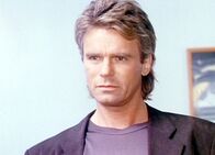 MacGyver – MacGyver (Richard Dean Anderson) erfährt, dass Pete Thorntons Ex-Frau die anonymen Briefe geschrieben hat ...