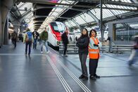 Mona mittendrin – Mona mittendrin Pulsierender HB Zürich – Rund um den grössten Bahnhof der Schweiz Mona Vetsch (r.) mit Lokführerin Engela Hegelbach (l.) am Hauptbahnhof Zürich 2026 Copyright: SRF