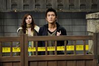 Der Fluch - The Grudge II – Aubrey (Amber Tamblyn, l.); Eason (Edison Chen, r.)