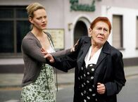 Tatort – WDR Fernsehen TATORT, "Schürfwunden", Buch Frank Posiadly, Regie Niki Stein, Fernsehfilm Deutschland 2004 Uhr. Alice Rausch (Anna Schudt, li.) versucht ihre Großmutter Anna Rausch (Christa Strobel) zu beruhigen. Die geplante Umsiedlung aus Schaffrath ist für die alte Dame eine Katastrophe.
