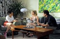 Die Lottosieger – (v.li.) Daniela Golpashin (Leyla), Hilde Dalik (Elfi Beck-Rössler), Alexander Pschill (Dr. Rüdiger Rössler).