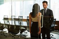 Suits – Mike (Patrick J. Adams) und Rachel (Meghan Markle) überlegen, wie und wann sie ihre großen Neuigkeiten verkünden wollen. Ihre Freude über ihre gemeinsame Zukunft wird allerdings von einem neuen herausfordernden Fall überschattet.