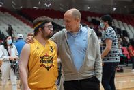 Champions – Johnny (Kevin Iannucci, l.); Marcus (Woody Harrelson, r.)