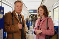 In aller Freundschaft – Roland Heilmann (Thomas Rühmann) fährt mit der Straßenbahn zu einem Vortrag in die medizinische Fakultät. Als er am Fahrkartenautomat scheitert, spricht ihn eine Frau (Julia Jäger) an, die ihn ironischerweise als Schwarzfahrer bezeichnet. Es stellt sich heraus, dass die Dame beim Nahverkehr arbeitet, aber dieses Mal ein Auge zudrückt.