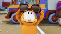 Garfield – Garfield betrachtet neugierig die Zukunftsbrille.