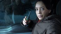 Arctic Apocalypse – Helen (Jennifer Lee Wiggins) ist mit ihrer Familie auf der Fluch vor der eisigen Költe.