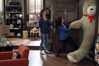How I Met Your Mother – Zwischen den Freunden entsteht ein Konkurrenzkampf, als die Frage auftaucht, wer Pate für Marvin werden möchte: Lily (Alyson Hannigan, l.) und Robin (Cobie Smulders, r.) ...