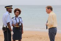 Death in Paradise – JP Hooper (Tobi Bakare) und Ruby Patterson (Shyko Amos) berichten DI Jack Mooney (Ardal O'Hanlon) von den neuesten Erkenntnissen.
