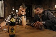 Der Bergdoktor – Hans (Heiko Ruprecht, l.) schmollt und auch der Bergdoktor Martin (Hans Sigl, r.) sind nicht gut drauf - da hilft nur ein Schnaps.