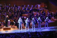 Sternstunden der Musik – Wenn Popkultur auf Konzerttradition trifft: Stormtrooper aus "Star Wars" unterstützen John Williams während des legendären "Imperial March".