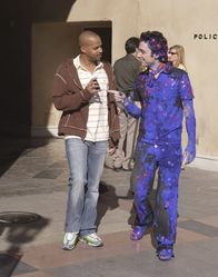 Scrubs - Die Anfänger – Turk (Donald Faison, l.) holt den blauen J.D. (Zach Braff, r.) von der Polizeiwache ab ...