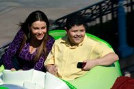 Modern Family – Gloria (Sofia Vergara) und Manny (Rico Rodriguez) haben Spaß im Disneyland.