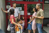 Kinder und andere Baustellen – Asbest! Kikis (Leslie Seidenberger, 3. v. r.) KiTa wird von heute auf morgen geschlossen. Marlene (Julia Maria Köhler, 2. v. r.) und Ehemann Thorsten (Sebastian Ströbel, r.) sind entsetzt: wo bekommt sie so rasch einen KiTa-Platz her?