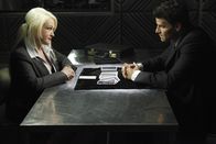 Bones - Die Knochenjägerin – Avalon Harmonia (Cyndi Lauper, l.); Booth (David Boreanaz, r.)