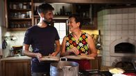 Zu Tisch ... – Zu Tisch Triester Karst – Italien Saša Zerjal und Vesna Guštin haben Spass beim Kochen. Copyright: SRF/Berlin Producers/Moritz Zschocke