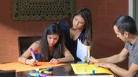 Abgründe - Unfassbare Verbrechen – Giselle, Lucy and Frank making posters for an awareness walk to find Maribel.