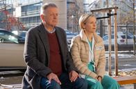 In aller Freundschaft – Dr. Kathrin Globisch (Andrea Kathrin Loewig) kann sich nicht erklären, warum sie die Blinddarmentzündung ihrer 9-jährigen Patientin nicht diagnostiziert hat. Im Gespräch mit ihrem Mann Dr. Roland Heilmann (Thomas Rühmann) geht sie alles noch einmal Schritt für Schritt durch.
