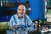 Löwenzahn Classics – Die Dampfmaschine ist die Hauptsache in Peters (Peter Lustig) Holz und Metall verarbeitenden Modellfabrik. Von ihr geht die Kraft über Treibriemen zu den einzelnen Maschinen.