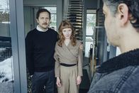 Tatort – Georg (Lasse Myhr, li.) und Viola Seiffert (Sarah Bauerett) müssen Dieter Scholz (Carlo Ljubek) dessen Sohn übergeben.
