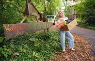 7 Tage ... – hr-fernsehen 7 TAGE ... IN DER KOMMUNE, "Ein Film von Nina Fehr und Anna Barkowski" Uhr. „7 Tage“-Reporterin Nina zieht für sieben Tage in die Kommune ASTWERKe in Escherode ein.