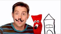 Die Sendung mit dem Elefanten – David zeigt der Puppe Red, wie man ein Bild auf eine Scheibe malt, und dann malt Red.