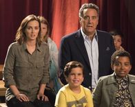 Single Parents – v.l.n.r.) Angie D'Amato (Leighton Meester); Graham D'Amato (Tyler Wladis); Douglas Fogerty (Brad Garrett); Rory Banks (Devin Trey Campbell)