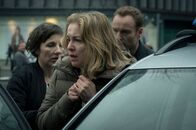 Tatort – Fassungslos sieht Kathrin Menke (Valery Tscheplanowa) im Beisein von Rubin (Meret Becker) und Karow (Mark Waschke) zu, wie ihr toter Mann Tom abtransportiert wird.
