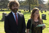 Baskets – Chip (Zach Galifianakis, l.) und Martha (Martha Kelly, r.) versuchen, zu schlichten, als Cody geschlagen wird, der Täter aber eigentlich Logan schlagen wollte ...