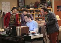 The Big Bang Theory – Während Penny, Amy und Bernadette einen gemeinsamen Abend verbringen, haben Howard (Simon Helberg, 2.v.l.), Sheldon (Jim Parsons, 2.v.r.), Leonard (Johnny Galecki, r.) und Raj (Kunal Nayyar, l.) ganz andere Sorgen ...