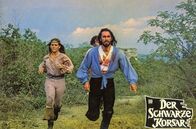 Der Schwarze Korsar – Da der Schwarze Korsar (Kabir Bedi, re.) Yara (Sonja Jeanine, li.) das Leben gerettet hat, schwört sie ihm ewige Treue.
